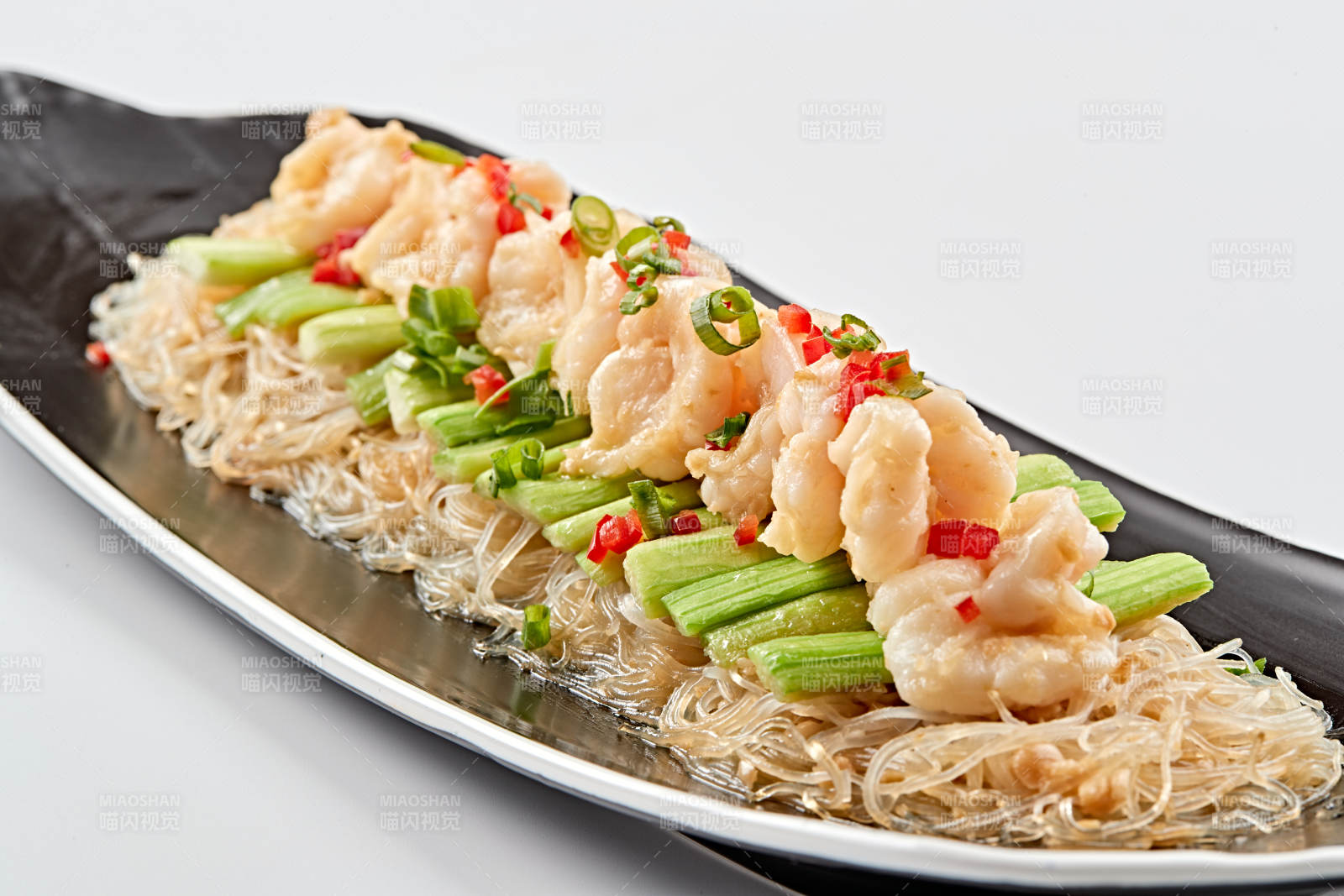黑色磁盘装的浇汁粉丝蒸虾仁