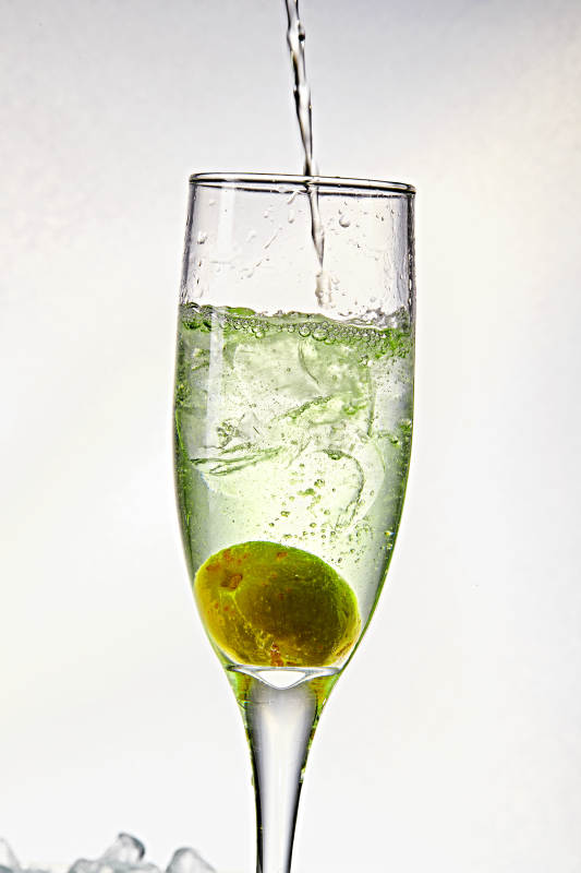 布满冰块的酒杯中的清凉白葡萄味预调酒