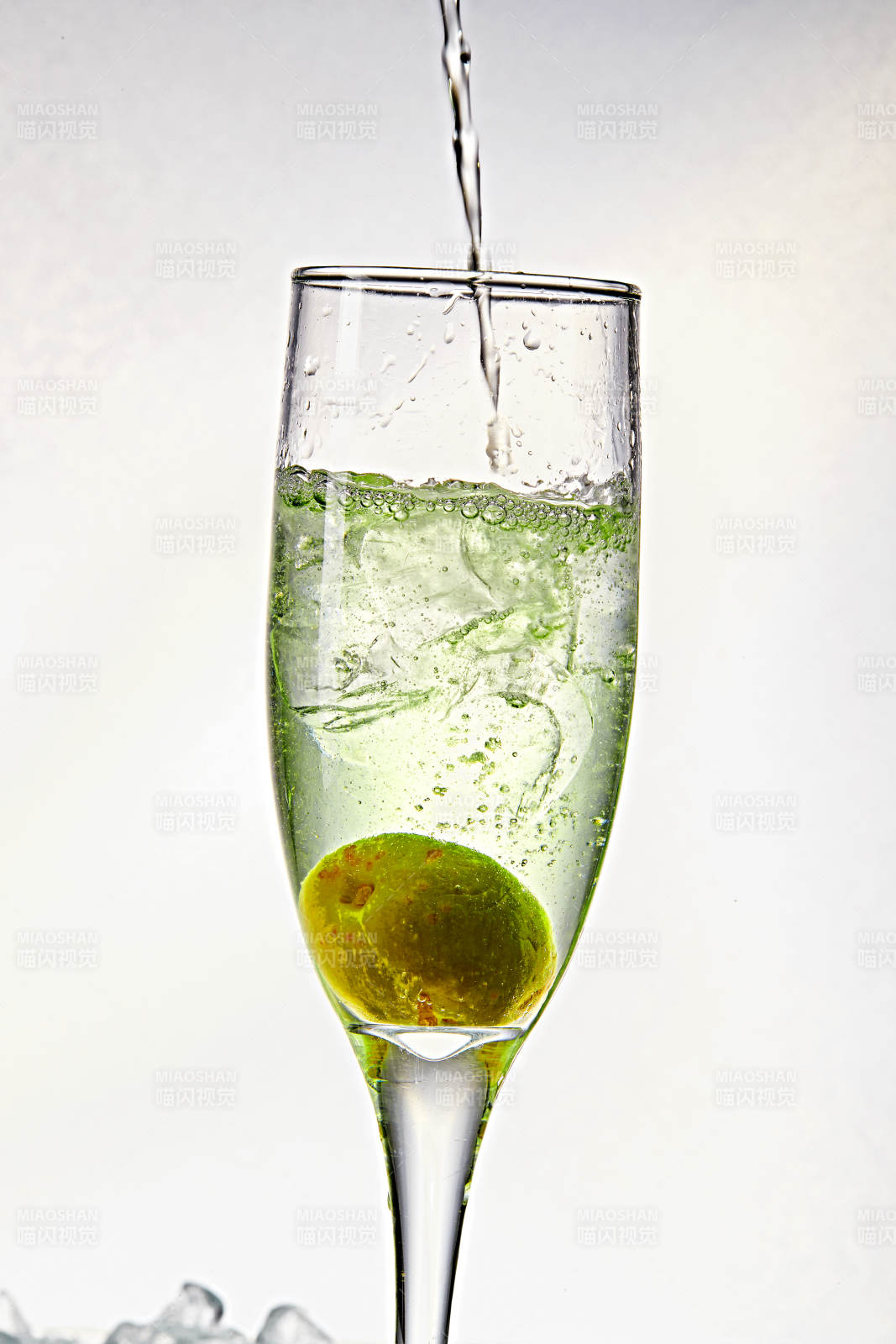 布满冰块的酒杯中的清凉白葡萄味预调酒