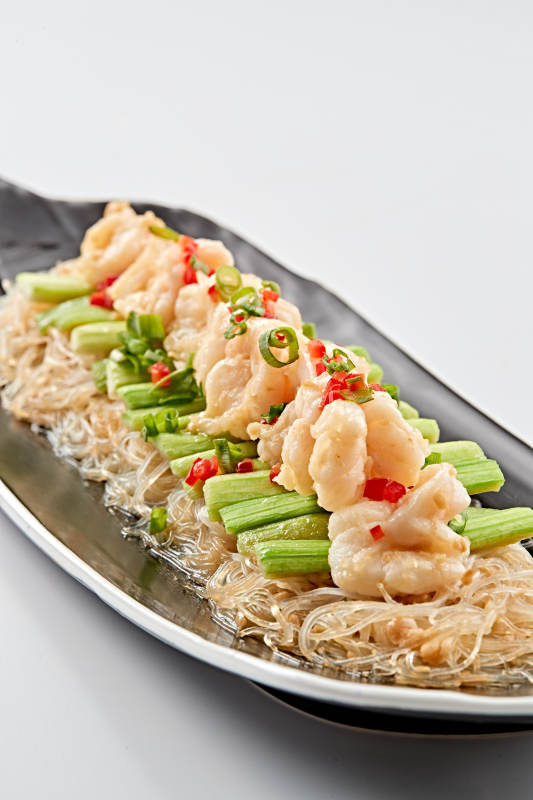 黑色磁盘装的浇汁粉丝蒸虾仁