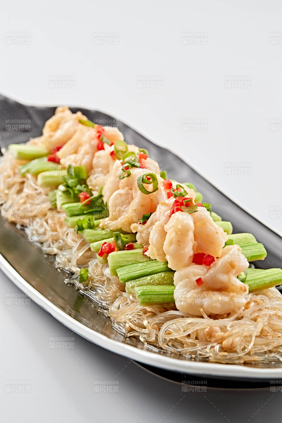 黑色磁盘装的浇汁粉丝蒸虾仁