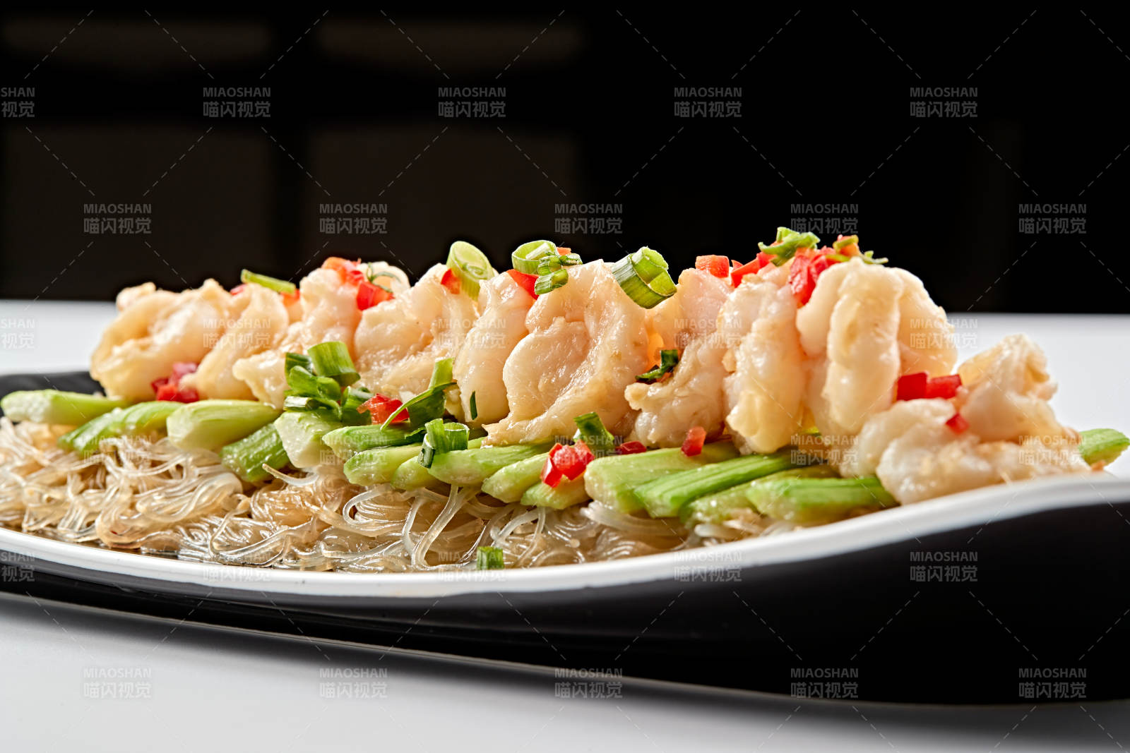 黑色磁盘装的浇汁粉丝蒸虾仁