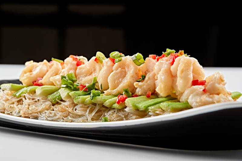 黑色磁盘装的浇汁粉丝蒸虾仁