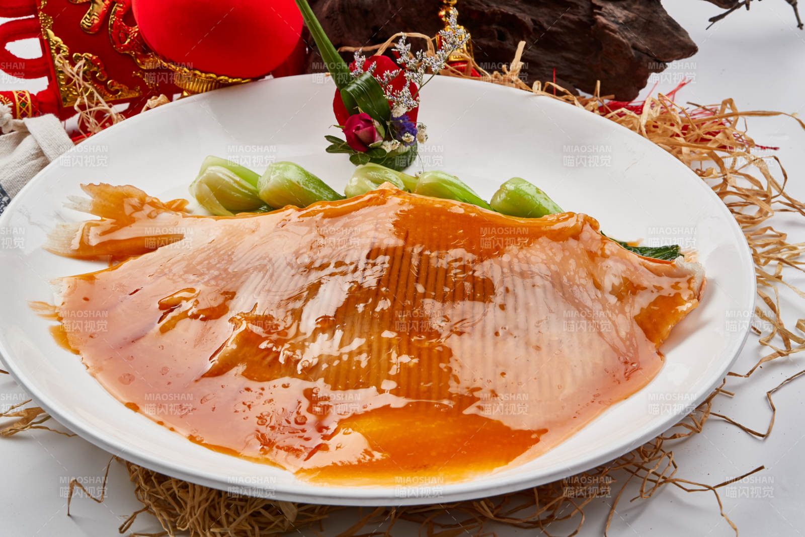 白色瓷盘装的浓汤鱼翅-摄影图