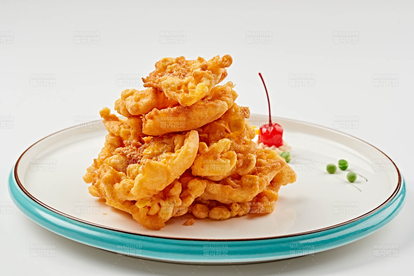 白色瓷盘装的油炸甜玉米天妇罗