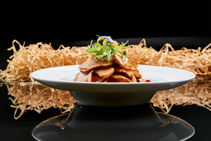 白色瓷盘装的腌渍鬼子姜片