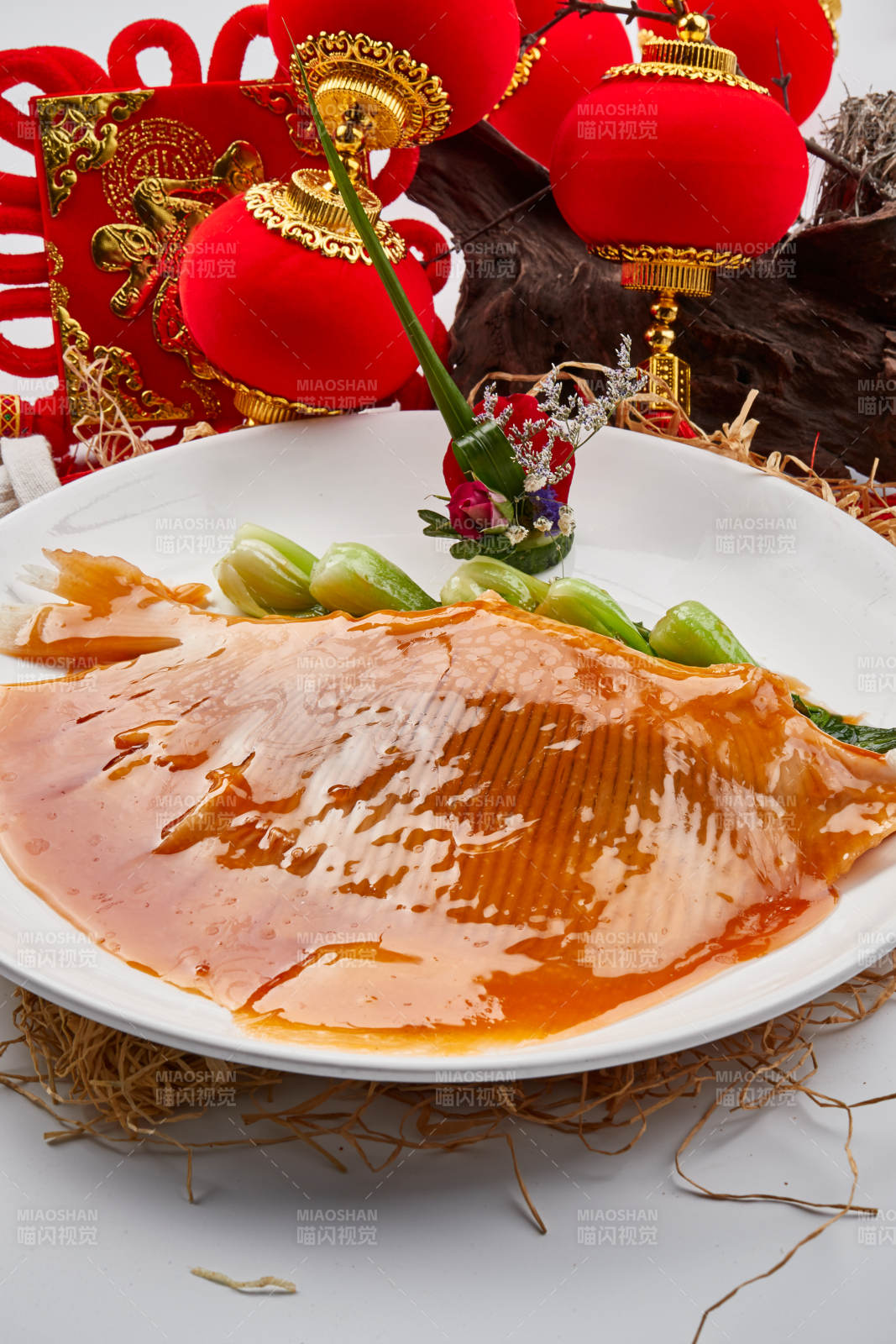 白色瓷盘装的浓汤鱼翅-摄影图