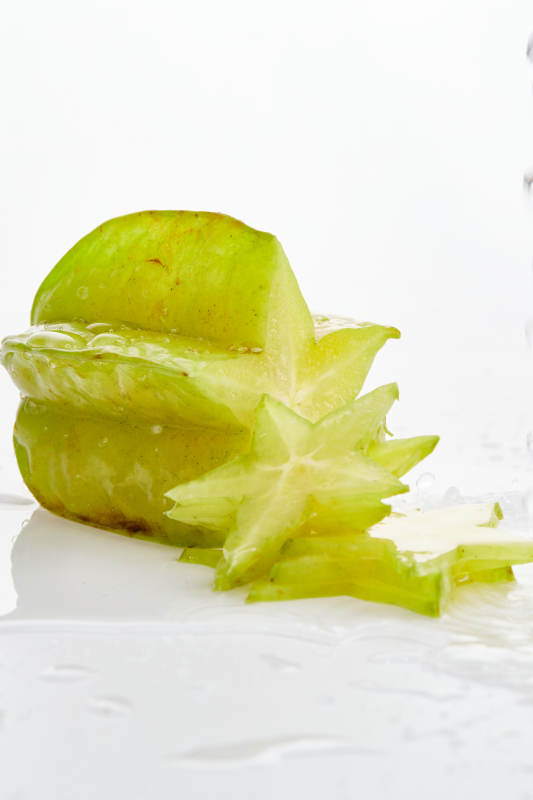 白色背景上摆放的新鲜水嫩杨桃