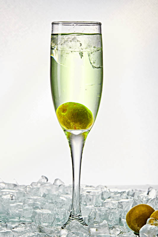 布满冰块的酒杯中的清凉白葡萄味预调酒