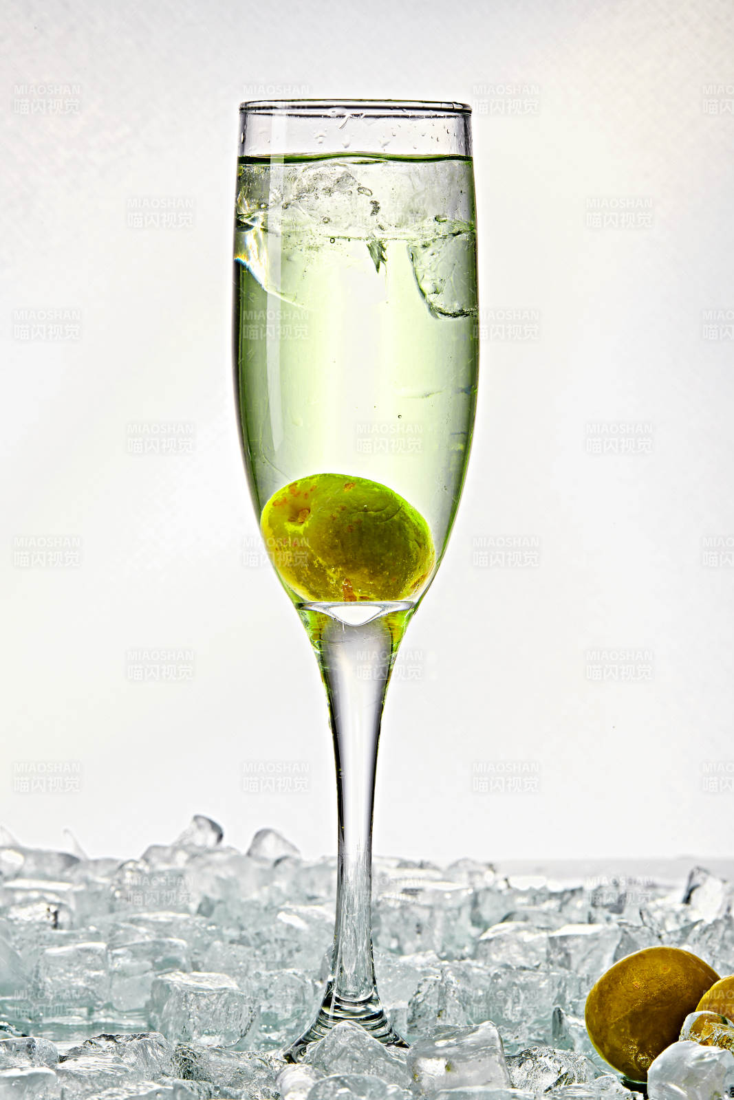 布滿冰塊的酒杯中的清涼白葡萄味預調酒