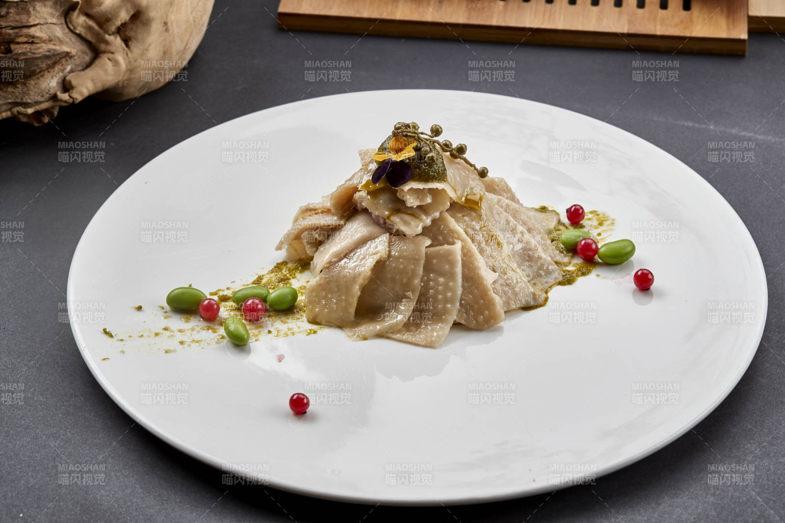 美味精美凉菜藤椒柴鸡皮-摄影图