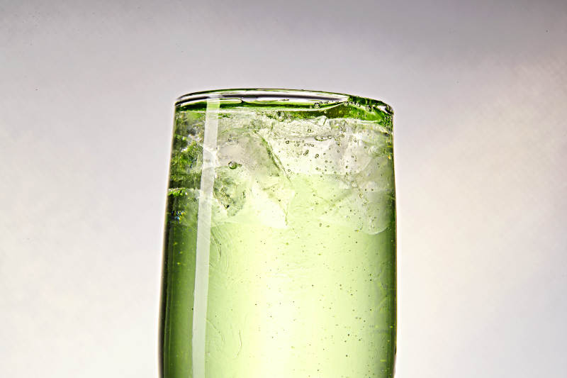 布满冰块的酒杯中的清凉白葡萄味预调酒