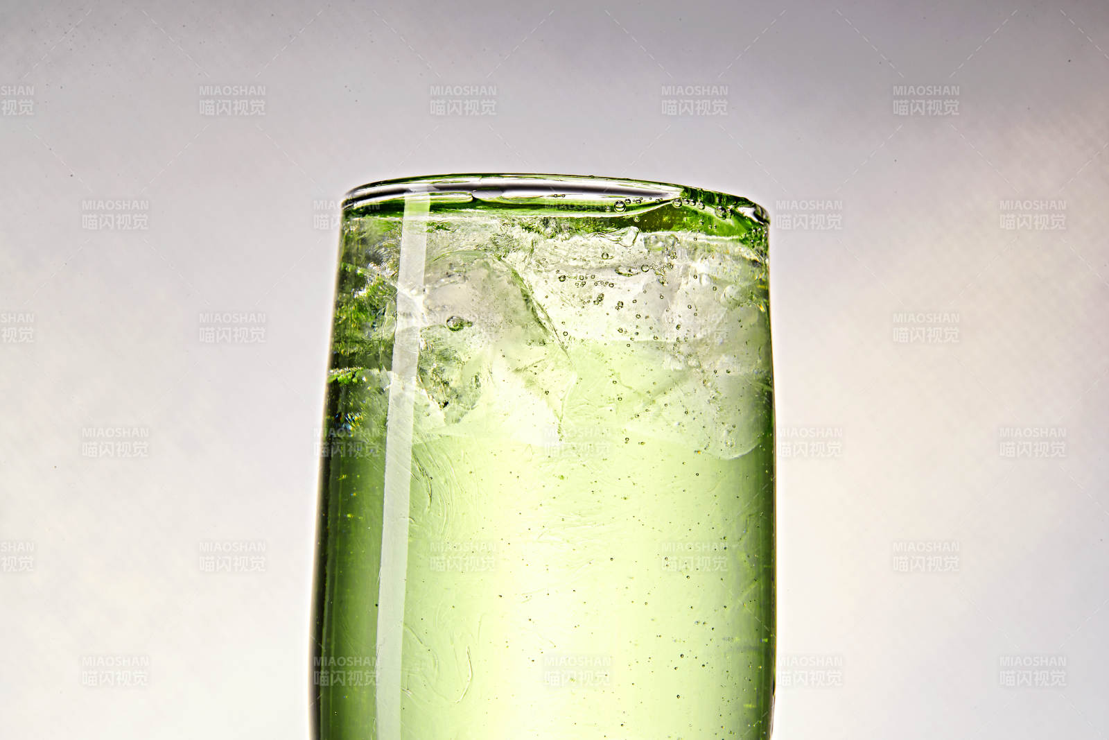 布满冰块的酒杯中的清凉白葡萄味预调酒