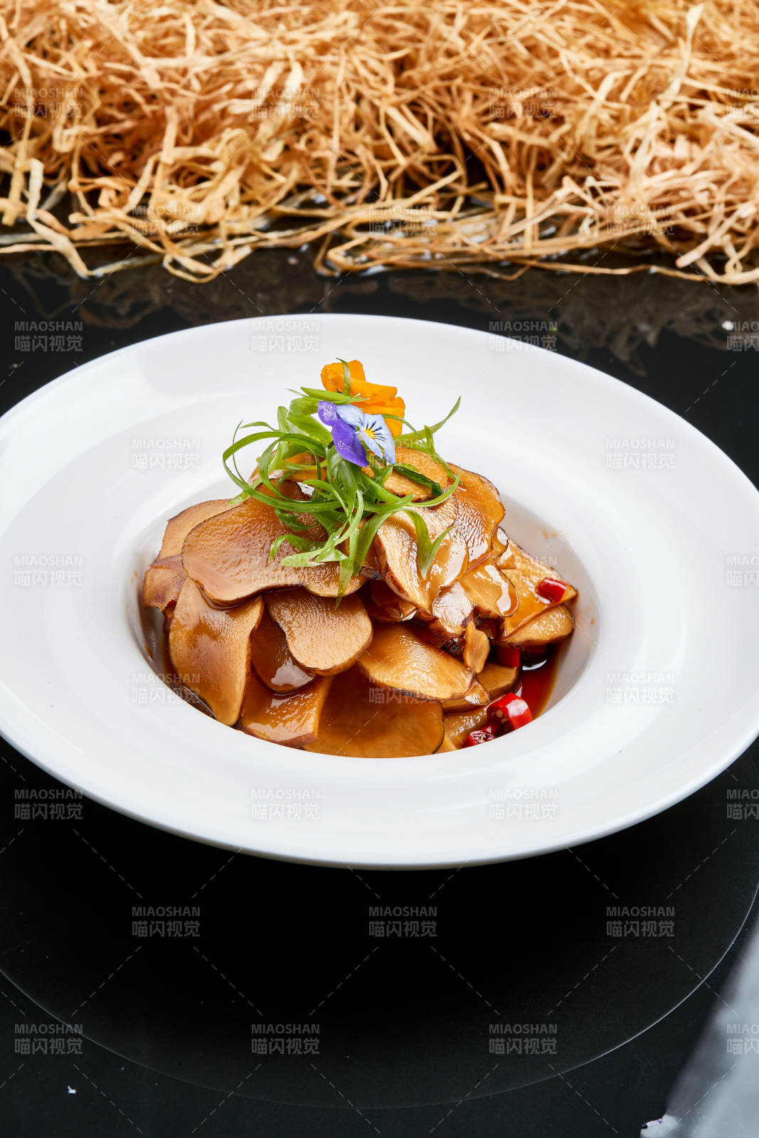 白色瓷盤裝的腌漬鬼子姜片