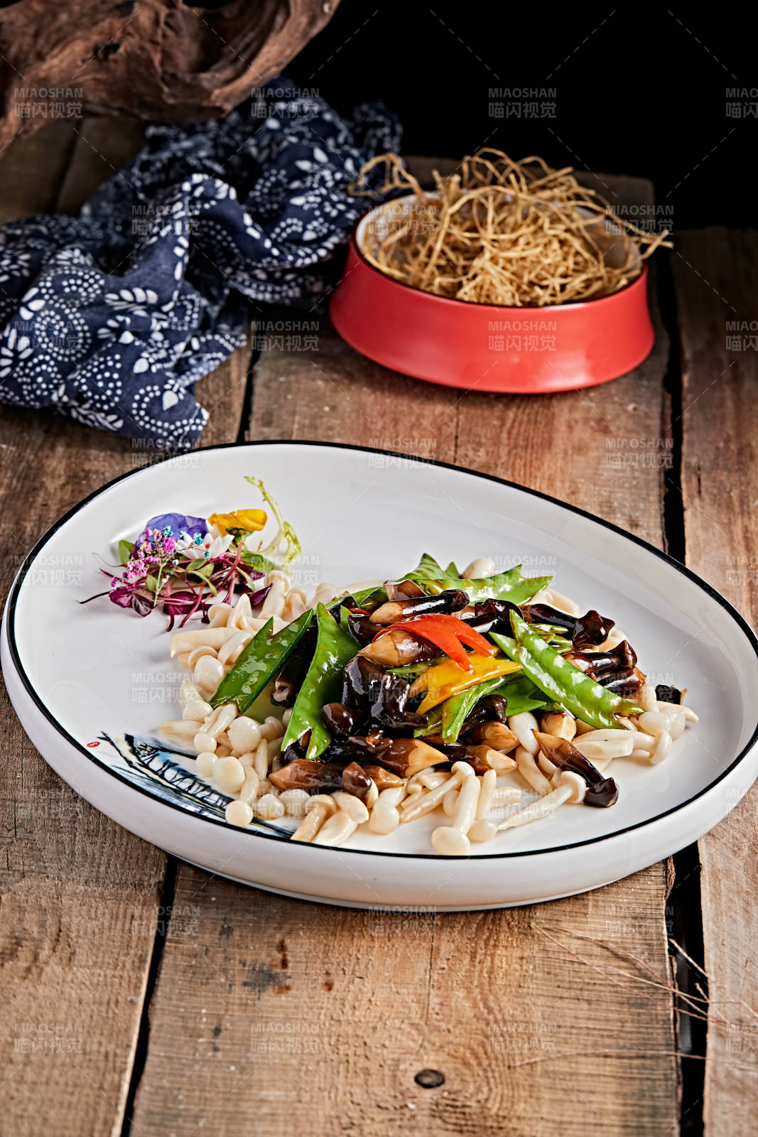 精美瓷餐具装的荷兰豆小炒杂菌