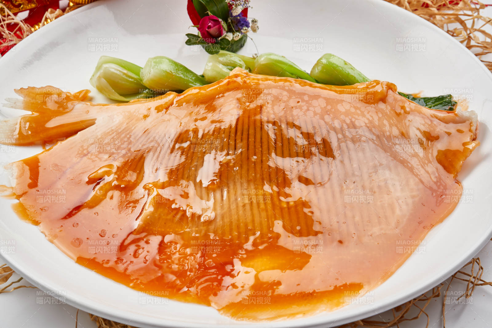 白色瓷盘装的浓汤鱼翅-摄影图