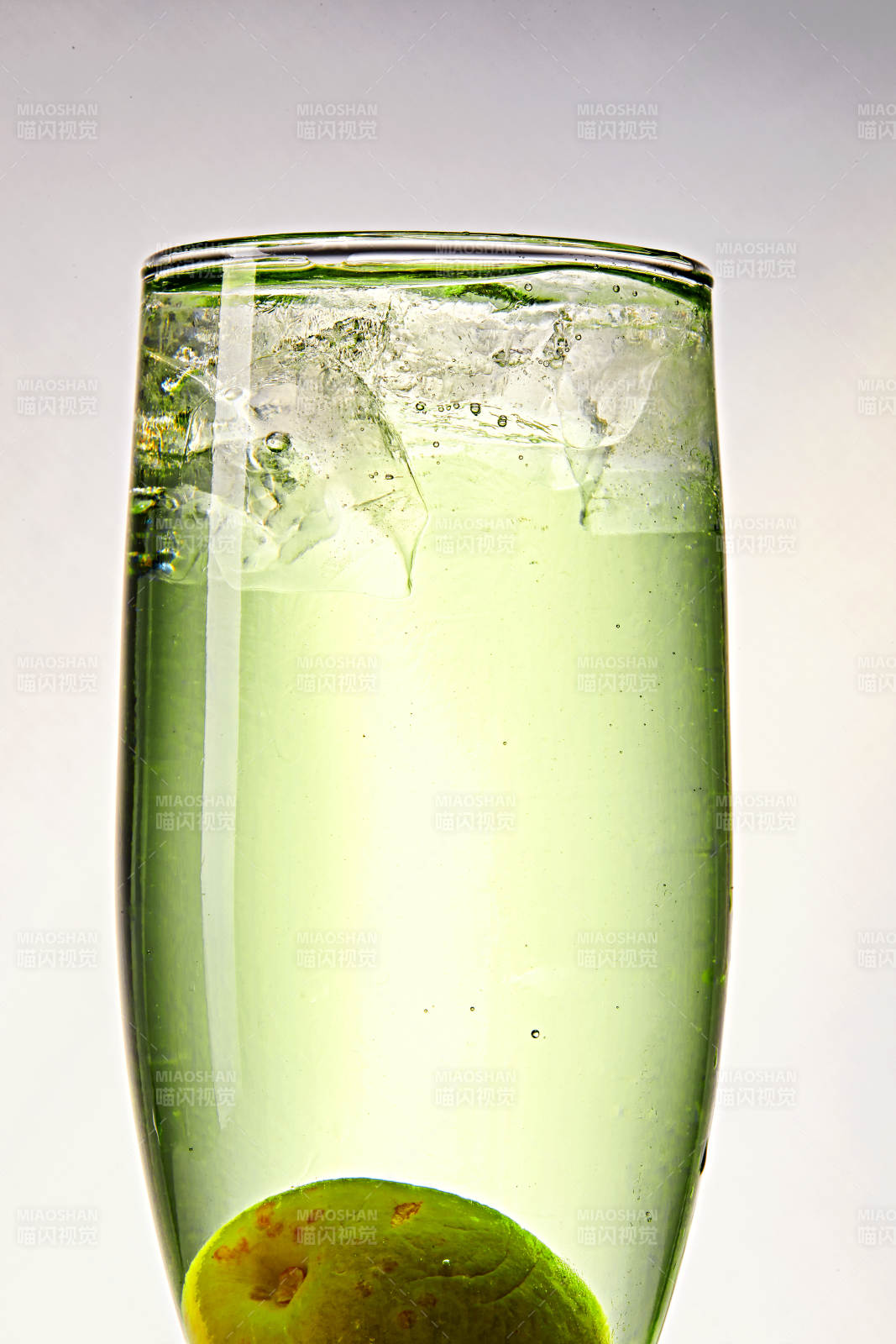 布满冰块的酒杯中的清凉白葡萄味预调酒