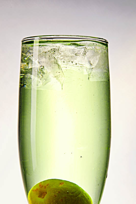 布满冰块的酒杯中的清凉白葡萄味预调酒