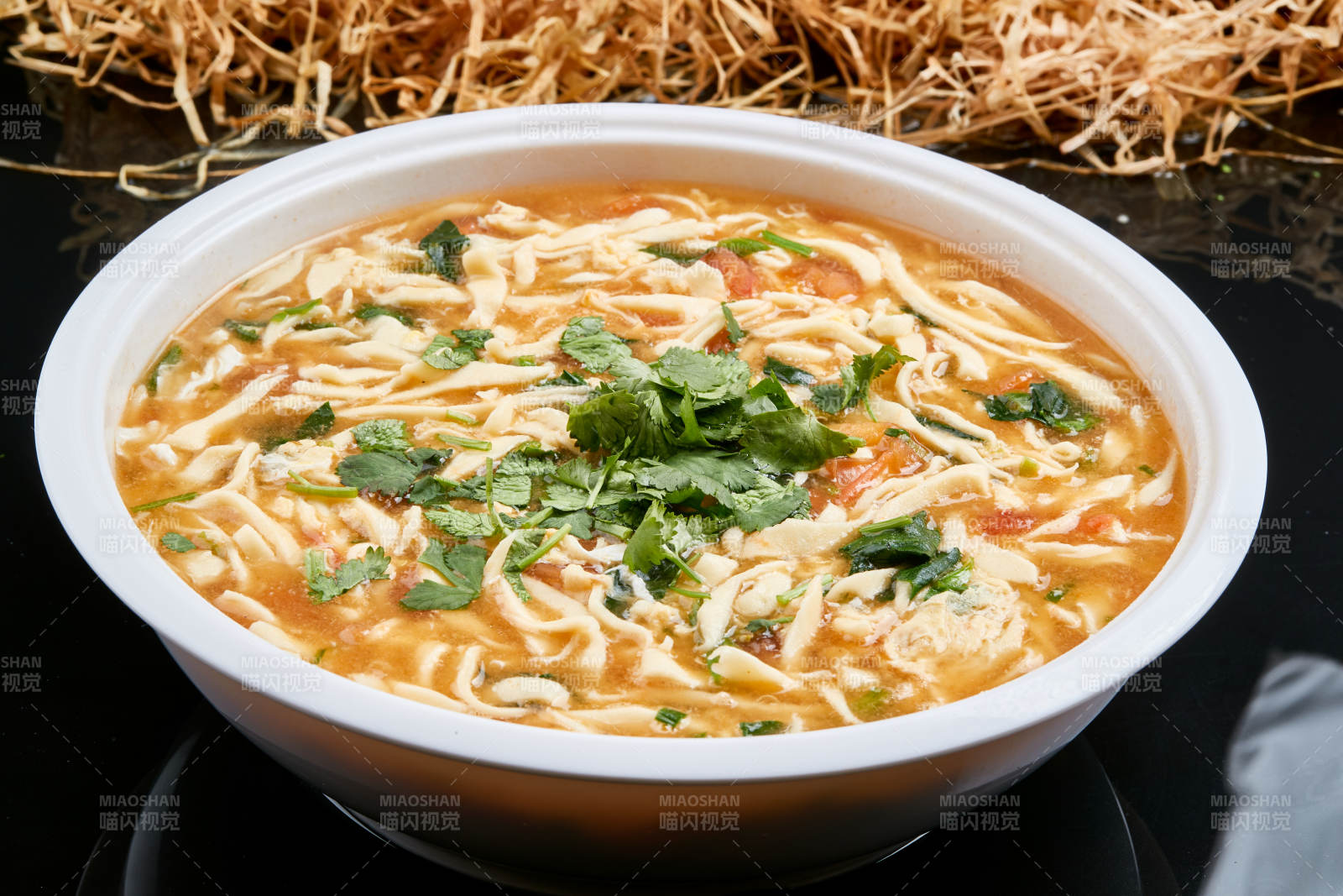 白色瓷盤裝的西紅柿雞蛋白面撥魚湯