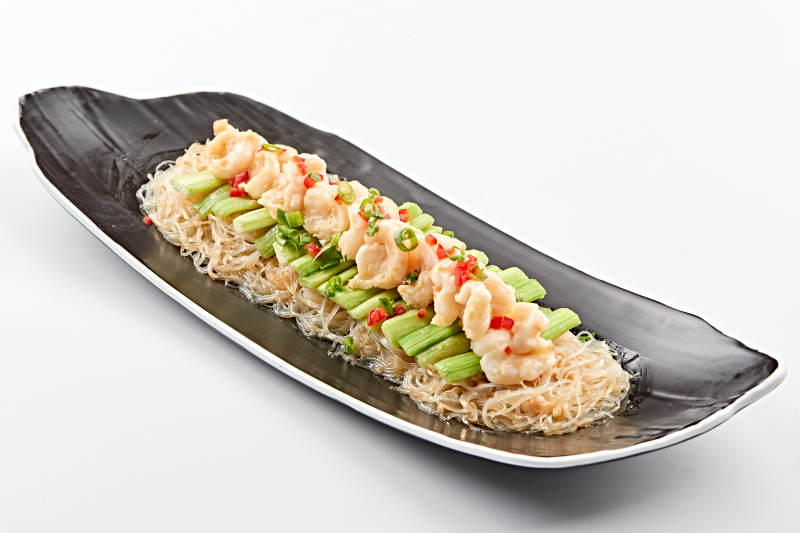 白色瓷盘装的蒜蓉粉丝蒸秋葵