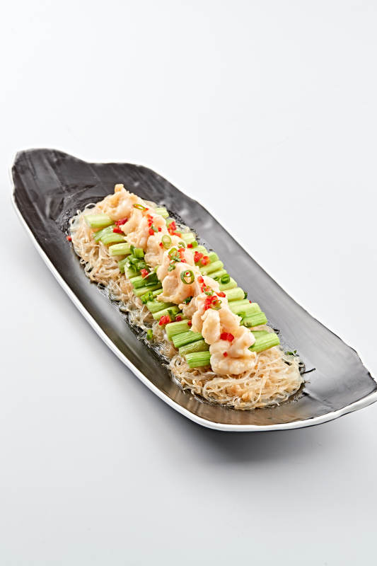 白色瓷盘装的蒜蓉粉丝蒸秋葵