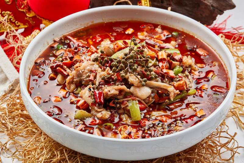 白色瓷餐具装的香水牛蛙