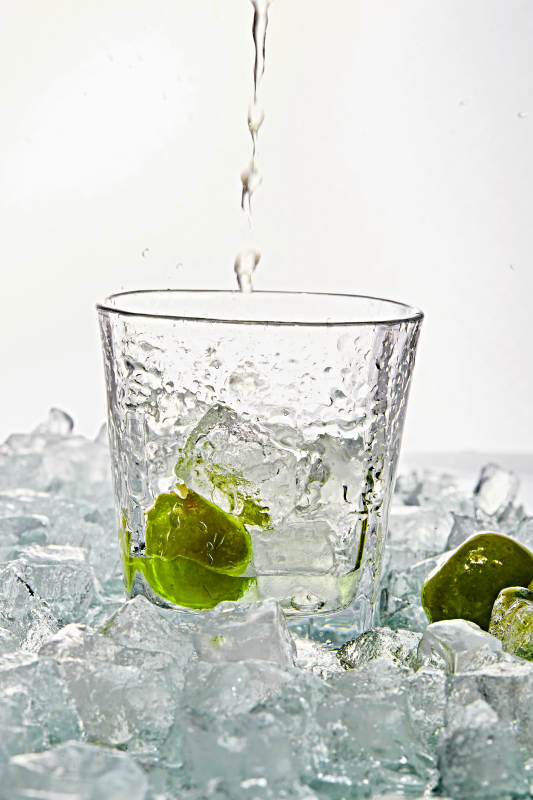 布满冰块的酒杯中的清凉白葡萄味预调酒