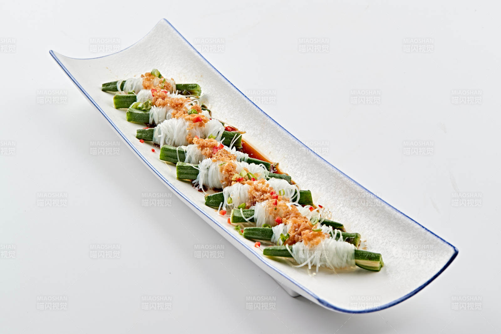 白色瓷盘装的蒜蓉粉丝蒸秋葵