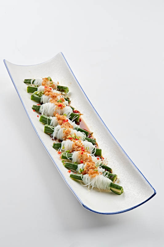 白色瓷盘装的蒜蓉粉丝蒸秋葵