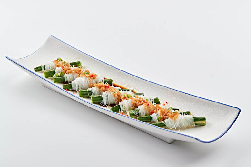 白色瓷盘装的蒜蓉粉丝蒸秋葵