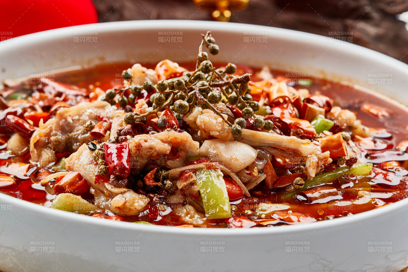 白色瓷餐具裝的香水牛蛙