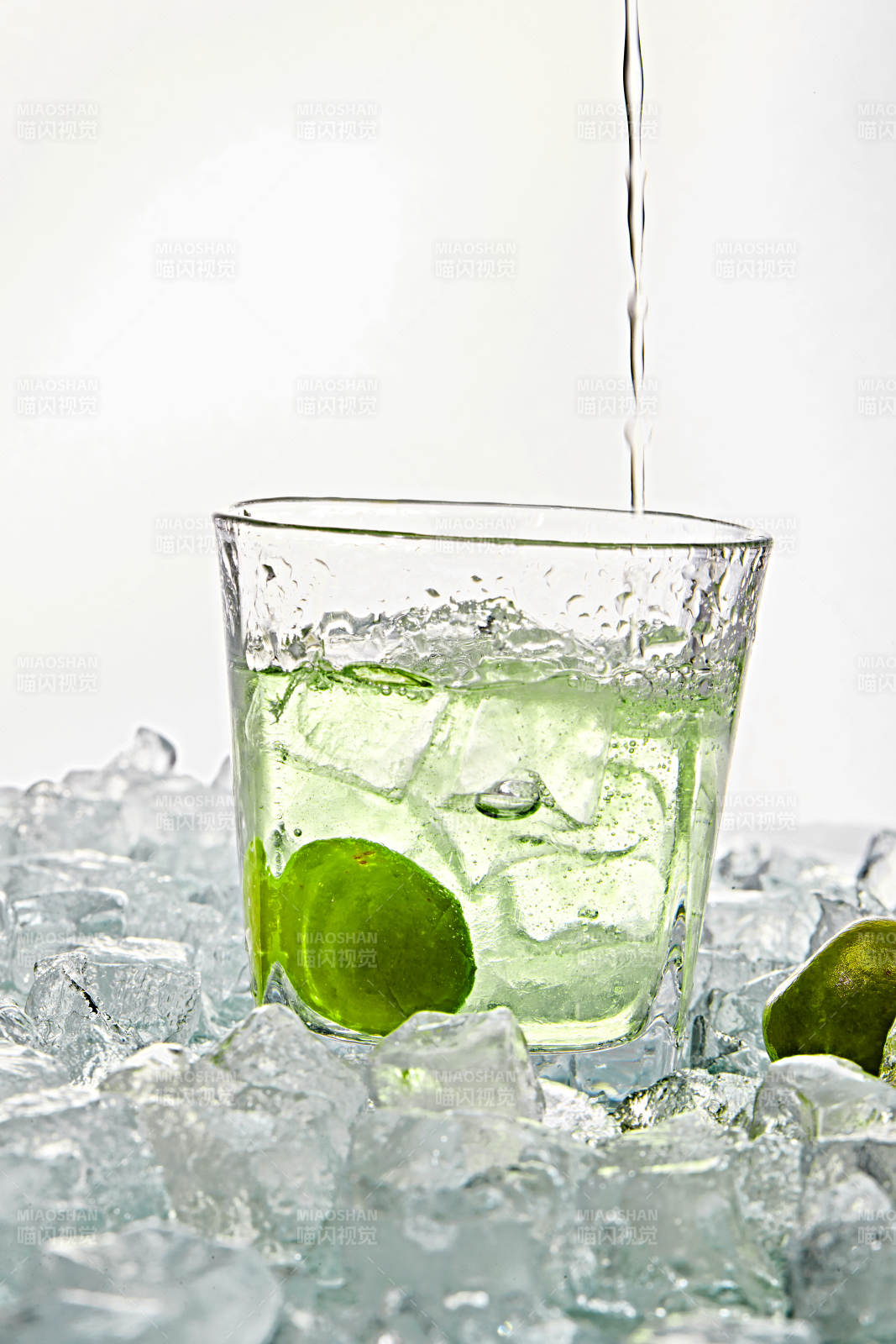 布滿冰塊的酒杯中的清涼白葡萄味預(yù)調(diào)酒