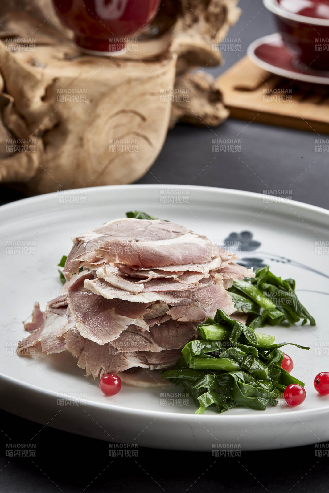 精美凉菜腌韭菜配薄切小驴肉