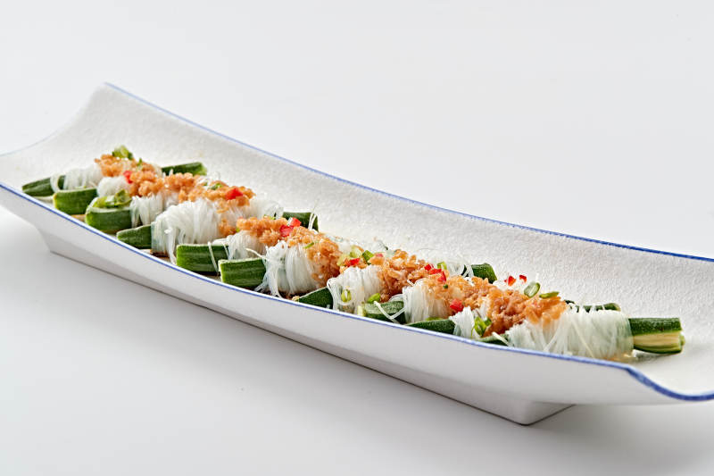 白色瓷盘装的蒜蓉粉丝蒸秋葵