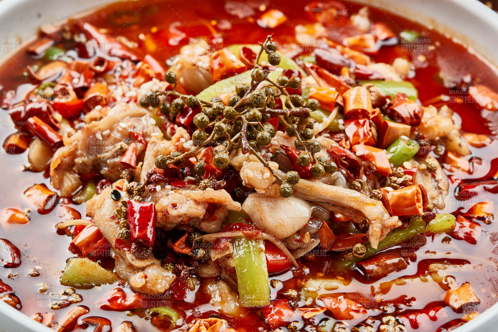 白色瓷餐具装的香水牛蛙