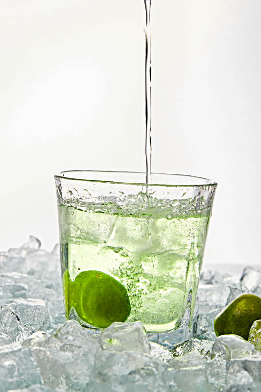 布满冰块的酒杯中的清凉白葡萄味预调酒