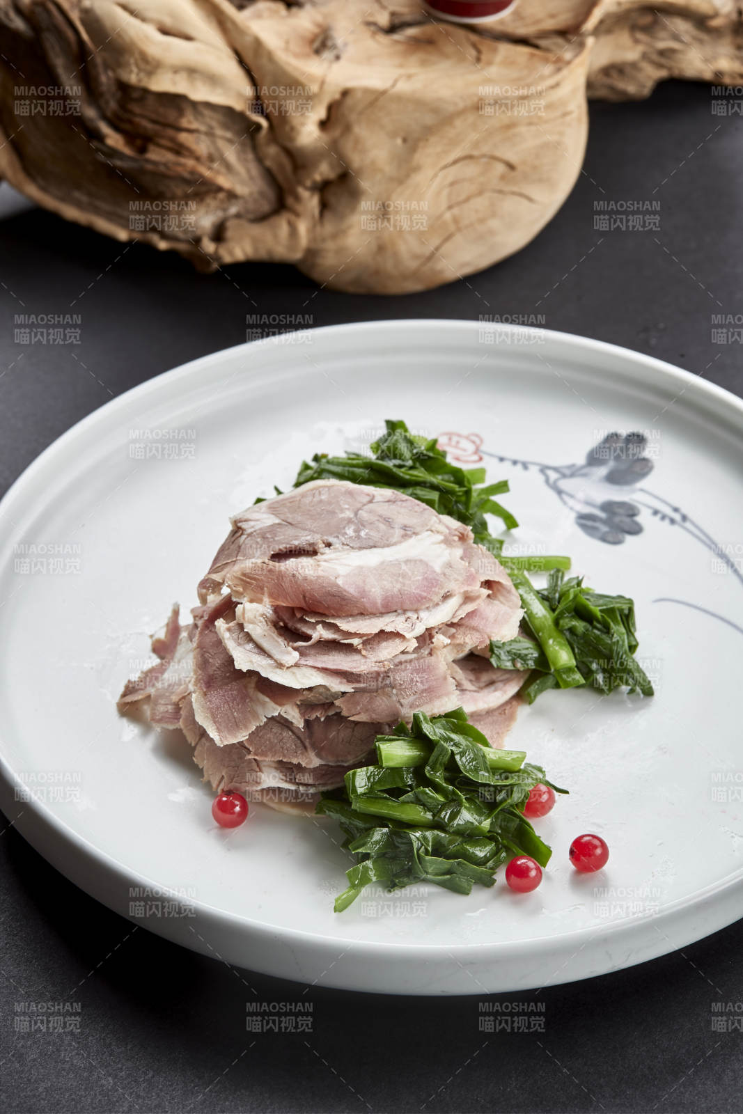 精美凉菜腌韭菜配薄切小驴肉