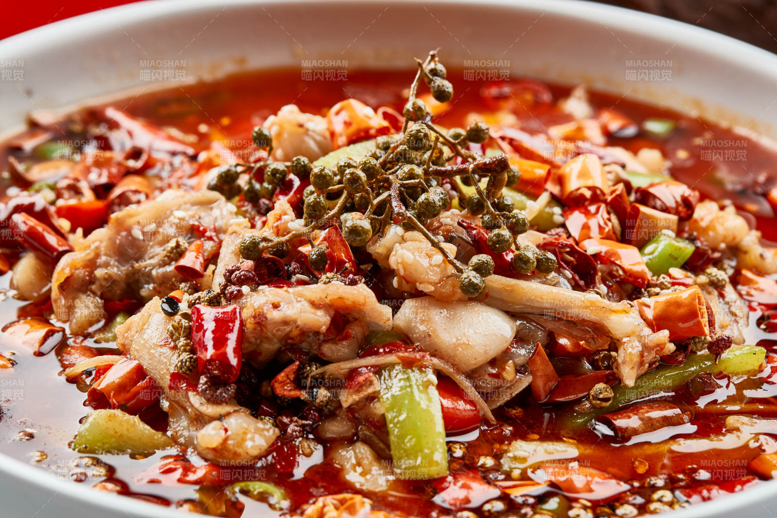 白色瓷餐具装的香水牛蛙