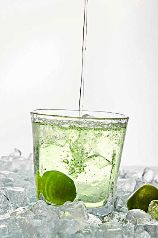 布满冰块的酒杯中的清凉白葡萄味预调酒