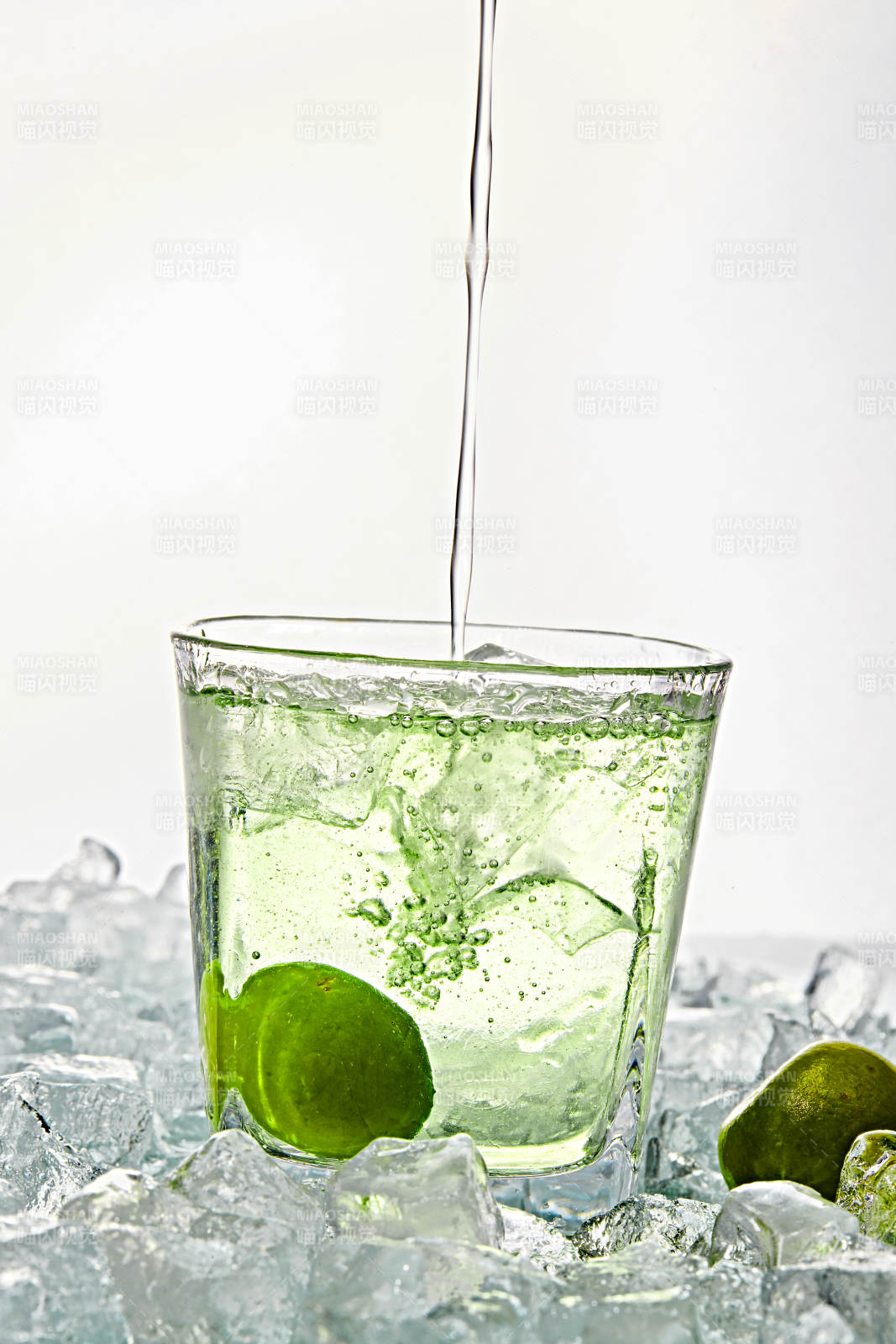 布满冰块的酒杯中的清凉白葡萄味预调酒