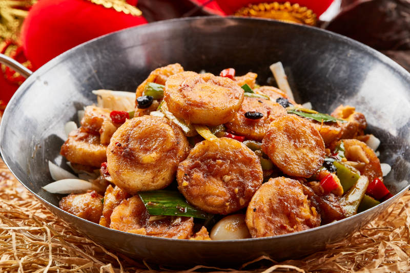 不锈钢餐具装的葱香锅仔柴鸡蛋