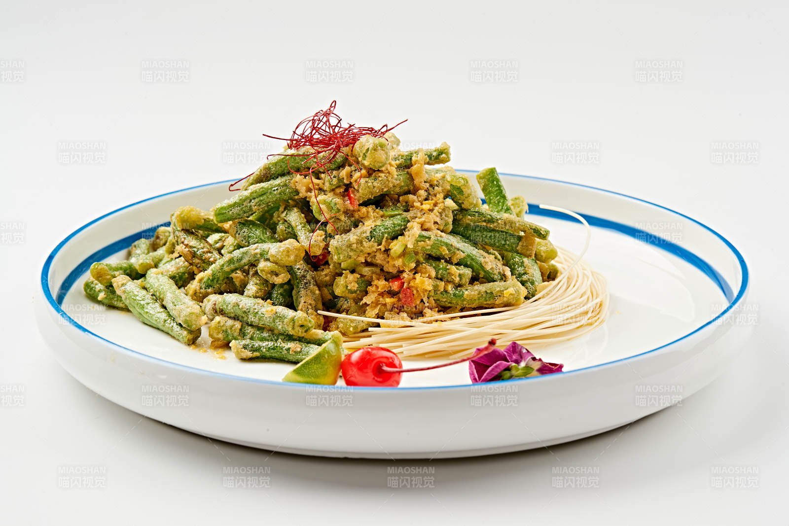 白色瓷盘装的咸蛋黄焗四季豆