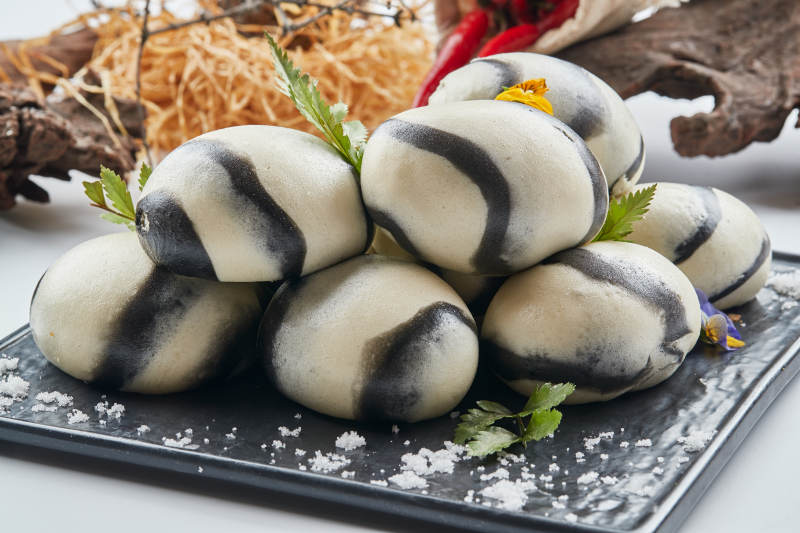 黑色瓷餐具装的大理石馒头