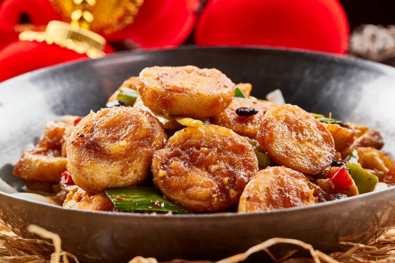 不锈钢餐具装的葱香锅仔柴鸡蛋