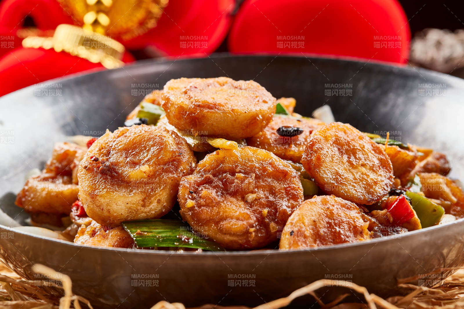 不锈钢餐具装的葱香锅仔柴鸡蛋