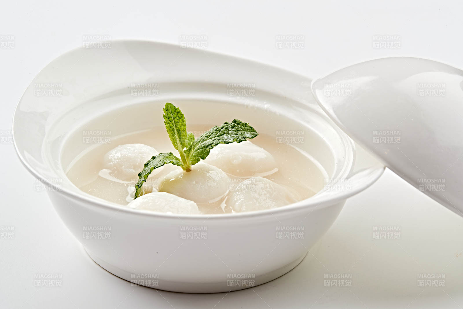 白色瓷汤盅装的香糯桂鱼圆
