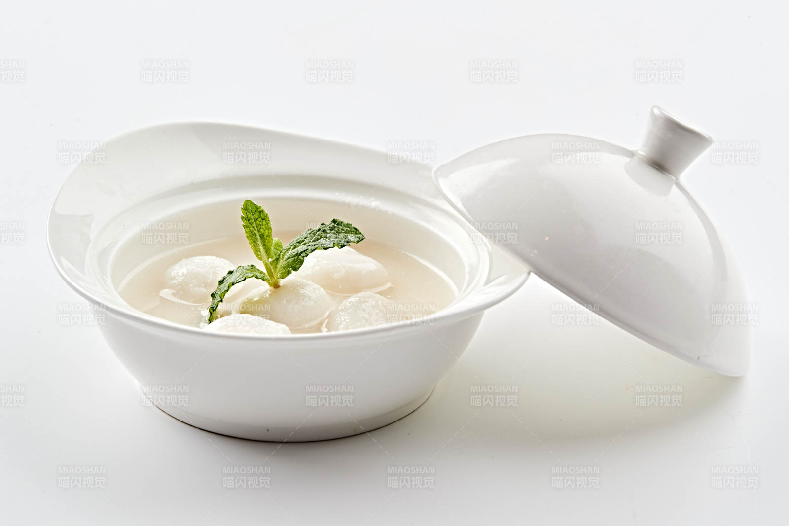 白色瓷汤盅装的香糯桂鱼圆