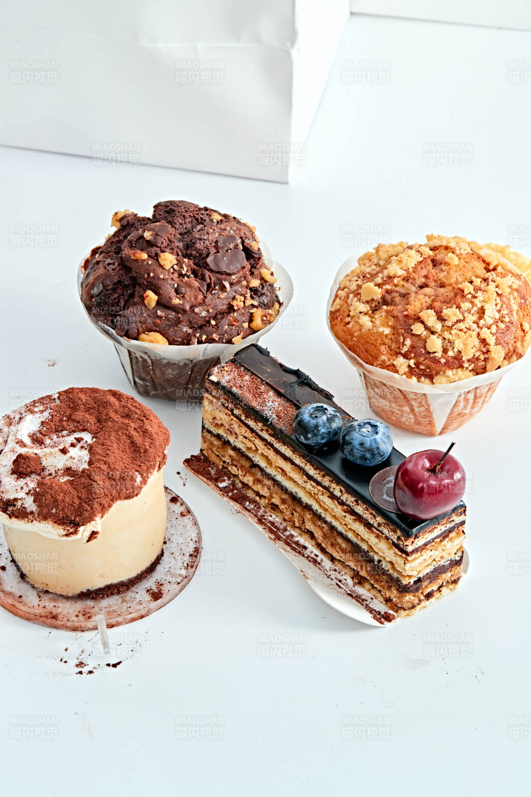 制作精美的法式小甜品蛋糕