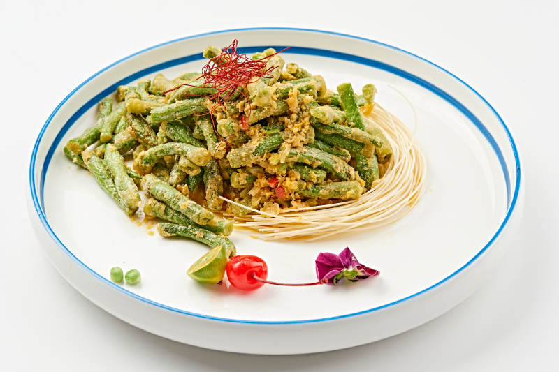 白色瓷盘装的咸蛋黄焗四季豆