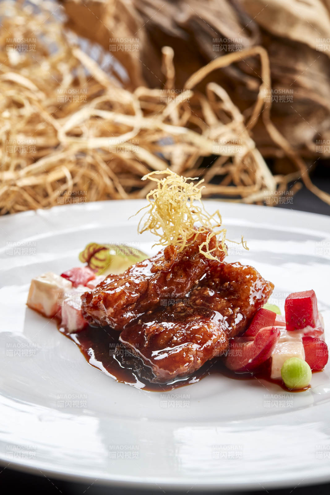 白色圆瓷盘装的浇汁香炸龙利鱼